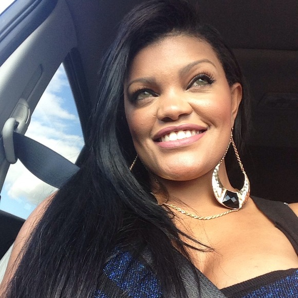 Profile Picture of Ludimila Alves (@ludimila2013) on Poshmark