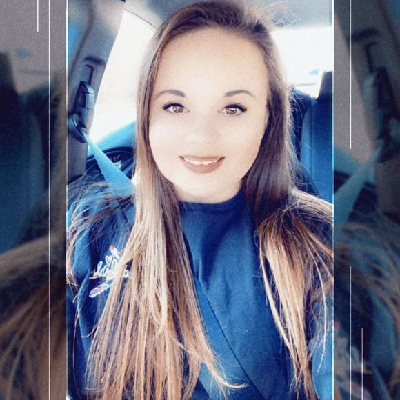 Profile Picture of Chelsie Davis (@chelsiedavis91) on Poshmark