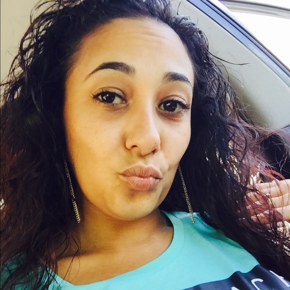 Profile Picture of Janelle Caraballo (@jcaraballo12) on Poshmark