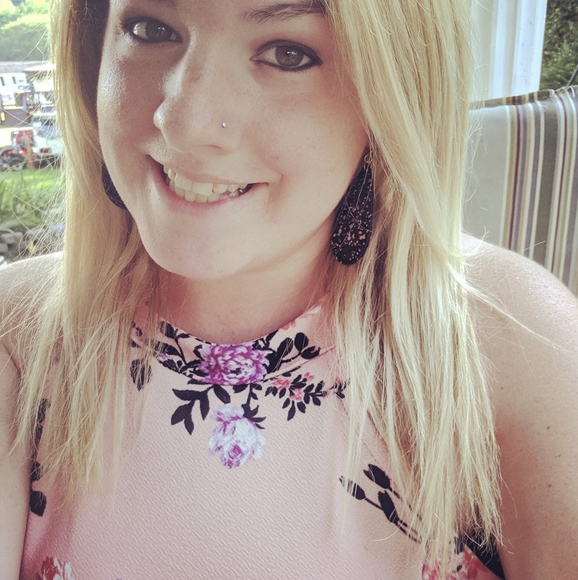 Profile Picture of Amanda Kalbaugh (@amandakalbaugh) on Poshmark