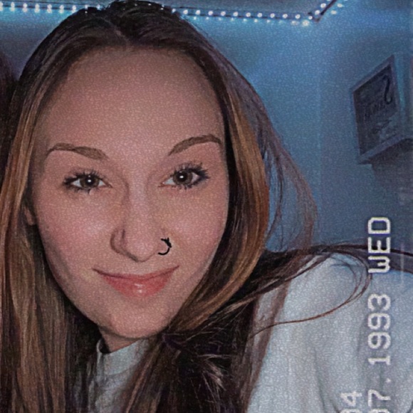 Profile Picture of Kaylee Hemingway (@kayleehemingway) on Poshmark