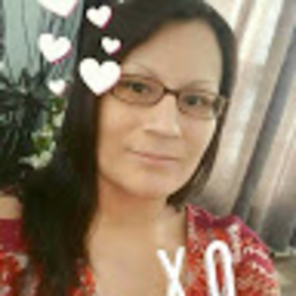 Profile Picture of Andrea Wesley (@sparkle83aw) on Poshmark