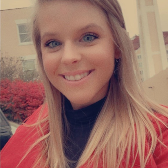 Profile Picture of Jenn Smitley (@j_meili) on Poshmark