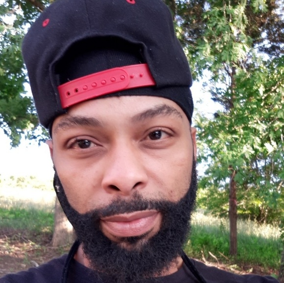 Kevin Roberts - Poshmark Profile Picture of Kevin Roberts (@kevrob1977) on Poshmark