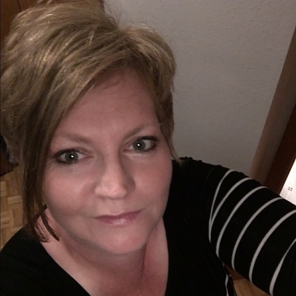 Profile Picture of Debra Borrall (@debradesigns) on Poshmark