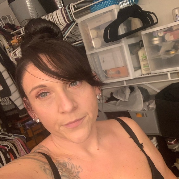 Profile Picture of Jessica Bladdick (@jessbladdick) on Poshmark