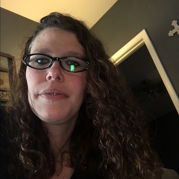 Profile Picture of Jessica Bevier (@jessbevier) on Poshmark