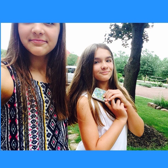 Profile Picture of Bella and eva Zecchini (@thefashiongals) on Poshmark