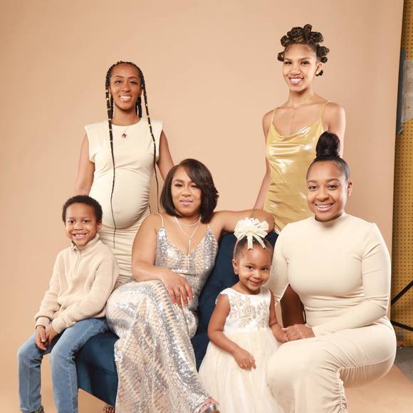 Profile Picture of Yvonne Potts (@vonlyn125) on Poshmark