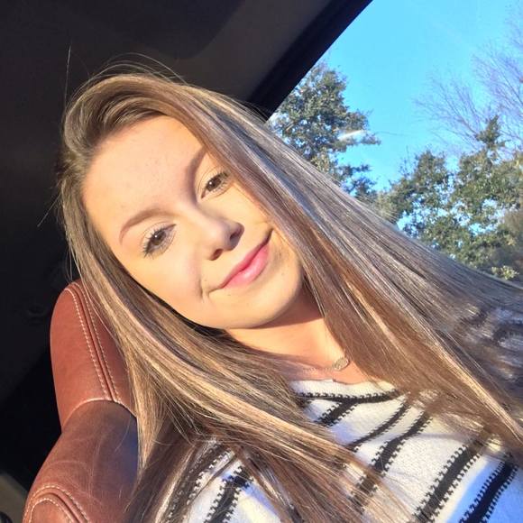 Profile Picture of Zoey Thygesen (@zoeyryann) on Poshmark