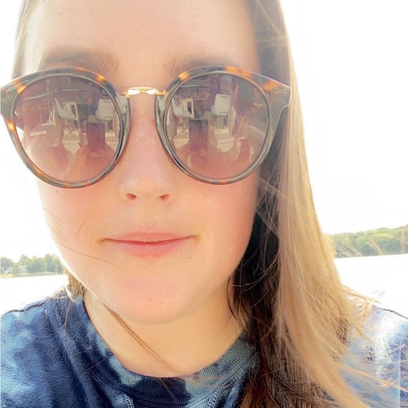Profile Picture of Syd Mazetis (@sydneym10) on Poshmark
