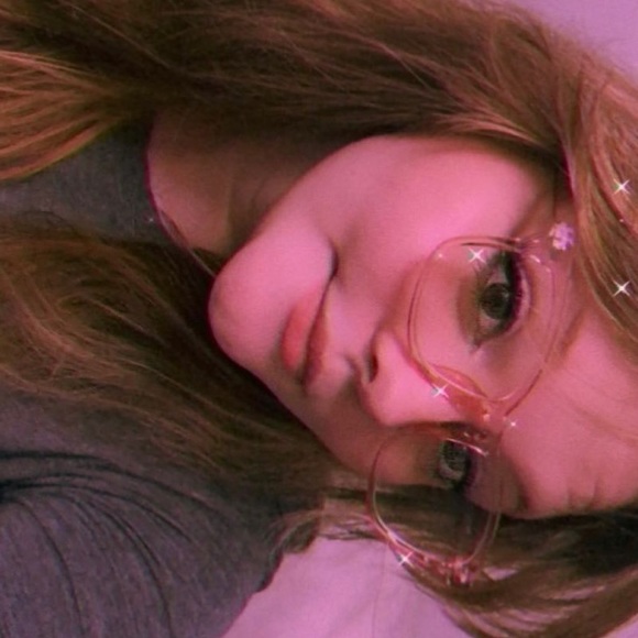 Profile Picture of Sarah Wade (@sarahwade852) on Poshmark