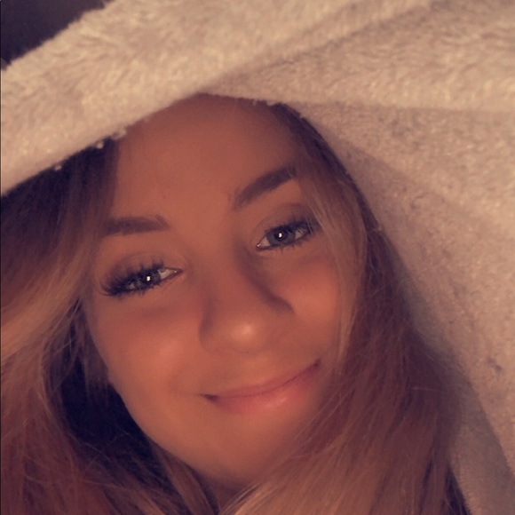 Profile Picture of Amie Musselman (@amiem123) on Poshmark