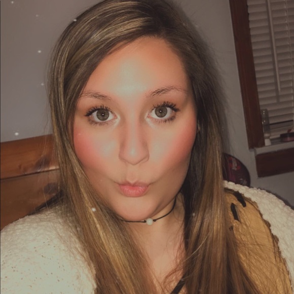 Profile Picture of Chasity White (@clwhite271) on Poshmark