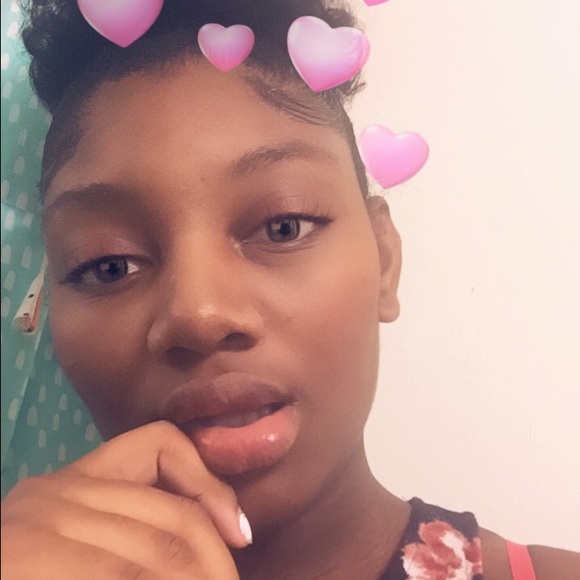 Profile Picture of Siyani Sweeney (@siyani_) on Poshmark