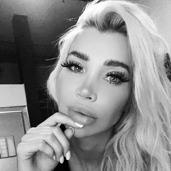 Profile Picture of Kristen Theiben (@ktheiben) on Poshmark