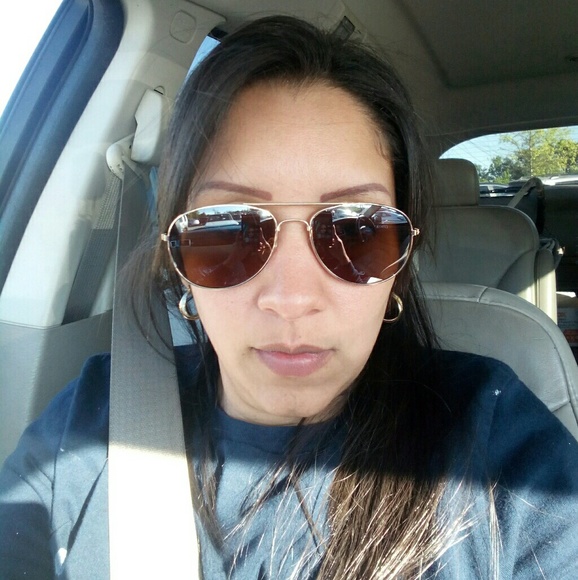 Profile Picture of Rosselin Echegaray (@rosselineche) on Poshmark