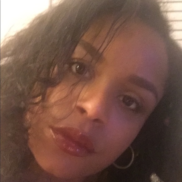 Profile Picture of Latoya Elliott (@latoya_elliott) on Poshmark