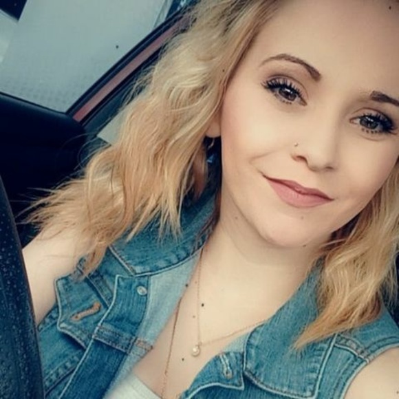 Profile Picture of Leah Burroughs james (@leahburrough94) on Poshmark