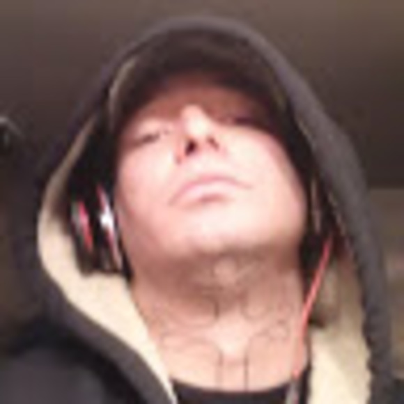 Profile Picture of James Sewell (@jsewell85) on Poshmark