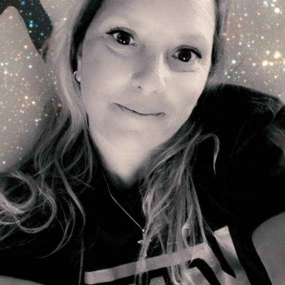 Profile Picture of Lisa Stratton (@leesmith6969) on Poshmark