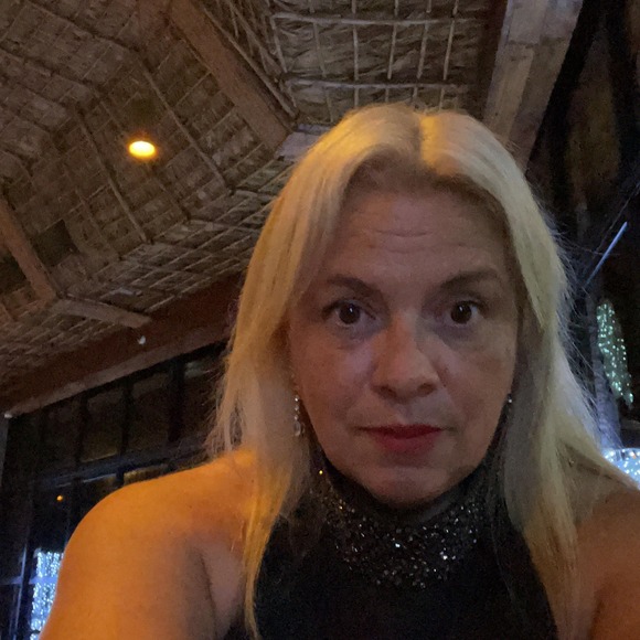 Profile Picture of Ana Burnside (@dobleana) on Poshmark