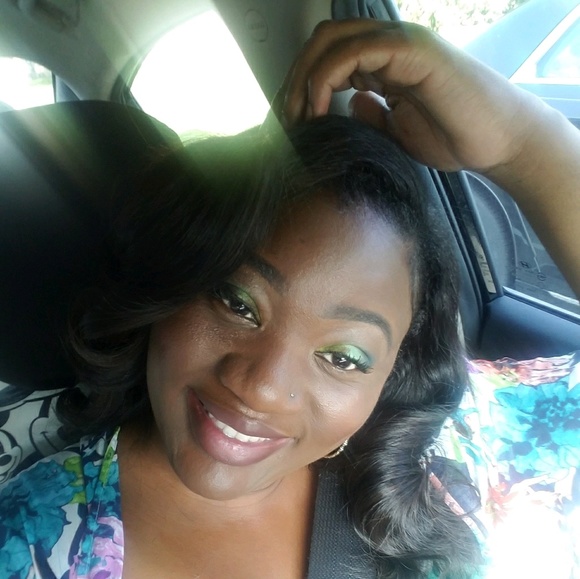 Profile Picture of Victoria Davidson (@vickeyl_stylist) on Poshmark