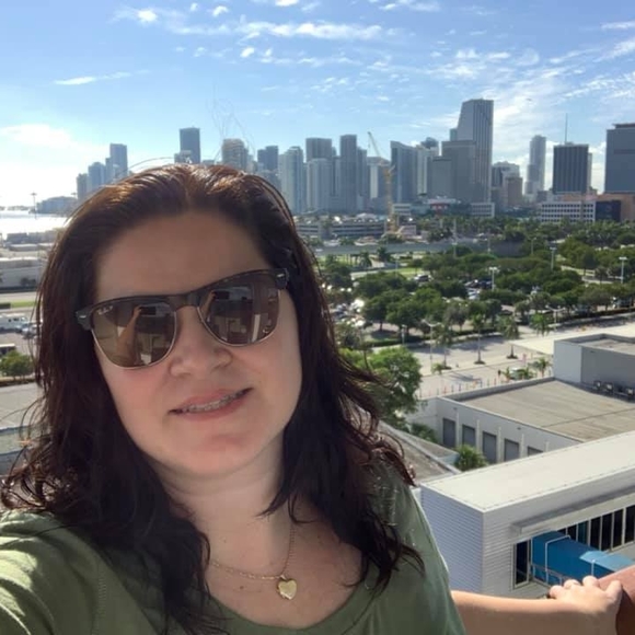 Profile Picture of Laura Rossback (@booziboos) on Poshmark