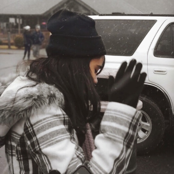 Profile Picture of Andrea Borrero (@and_reab0) on Poshmark