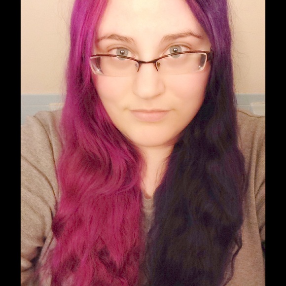 Profile Picture of Kelsi Jones (@willowflame13) on Poshmark