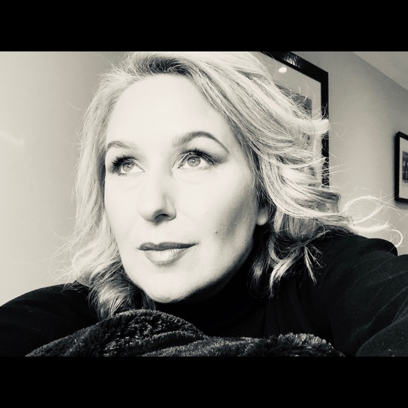 Profile Picture of Sandy Hutton (@sandyhutton) on Poshmark