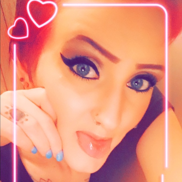 Profile Picture of Amanda Adams (@amandameeks89) on Poshmark