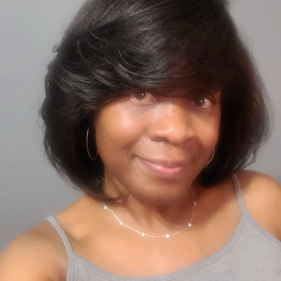 Profile Picture of Tonya Henley (@tonhen) on Poshmark