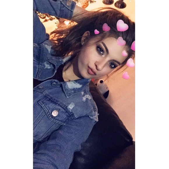 Profile Picture of Zoe Marling (@zoemarling) on Poshmark