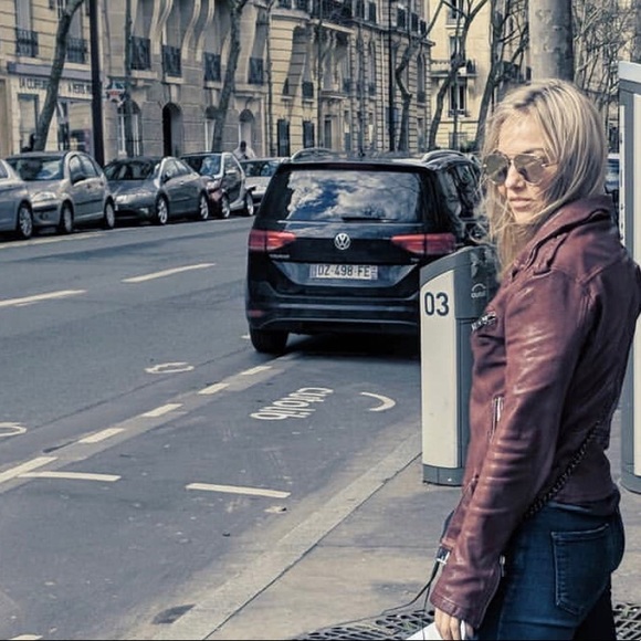 Profile Picture of Leah Lantow (@lel777) on Poshmark