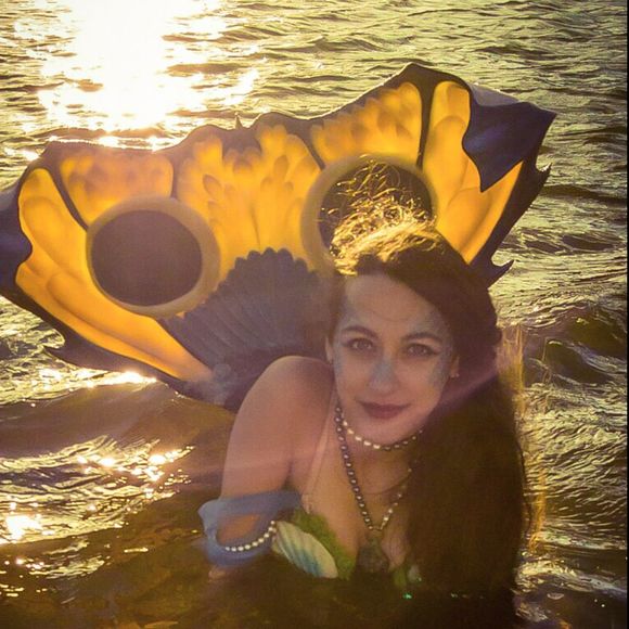 Profile Picture of Carly Seaman (@weepingpiano) on Poshmark