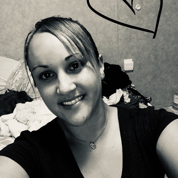 Profile Picture of Roxanne Howell (@roxhowell69) on Poshmark