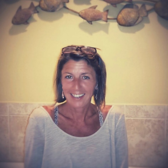 Profile Picture of Barbra Maggos (@babsmagg) on Poshmark
