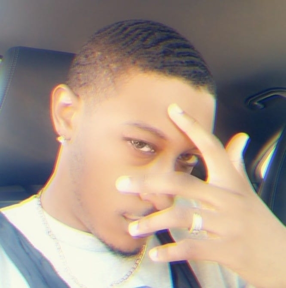 Profile Picture of Irvin Ray (@irvinarzu) on Poshmark