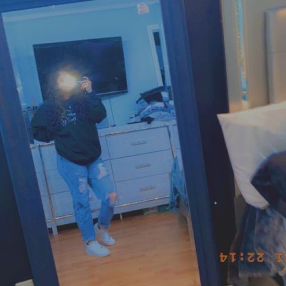 Profile Picture of Guadalupe Carlos (@guadalupecar399) on Poshmark