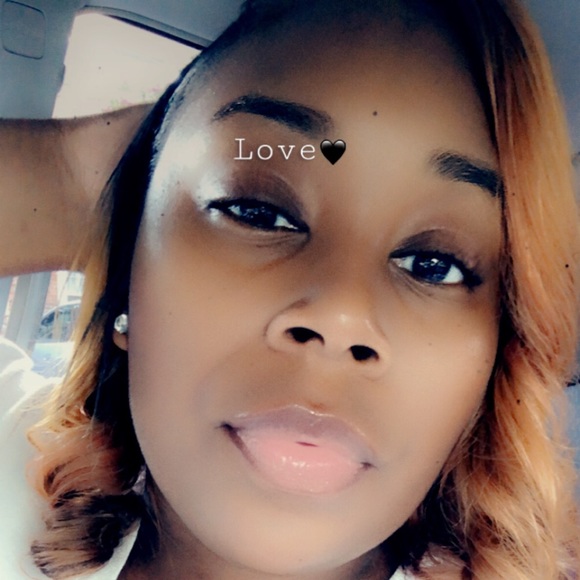 Profile Picture of Kania Croom (@dorsiecroom08) on Poshmark