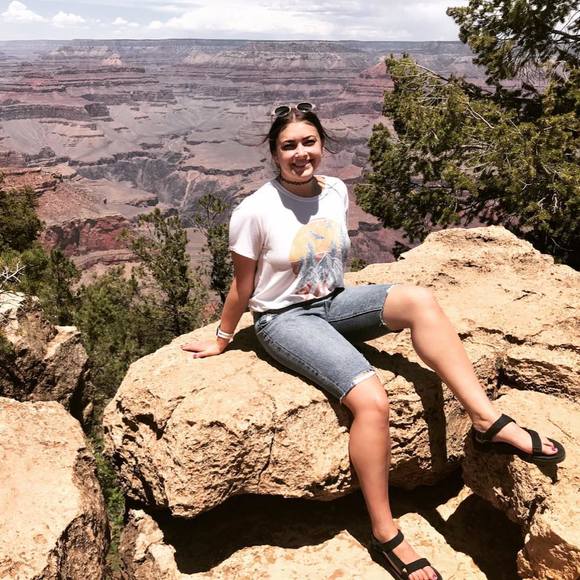 Profile Picture of Lyndsi Henretty (@lynjoyhen) on Poshmark