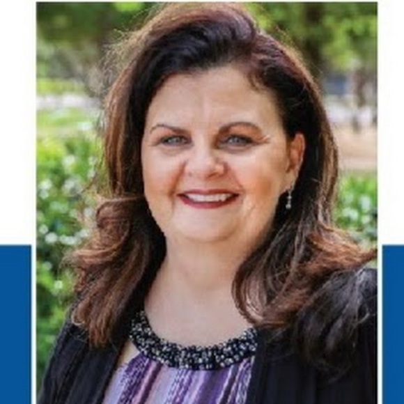 Profile Picture of Dina Mocny (@mocnyhomes) on Poshmark