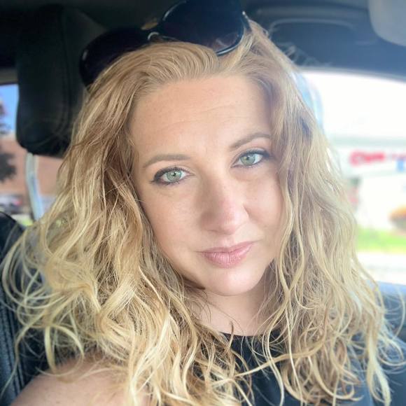 Profile Picture of Danielle Bedford (@cheezit45) on Poshmark