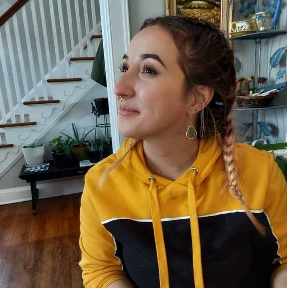 Profile Picture of Heather Loberger (@heckieclaire) on Poshmark