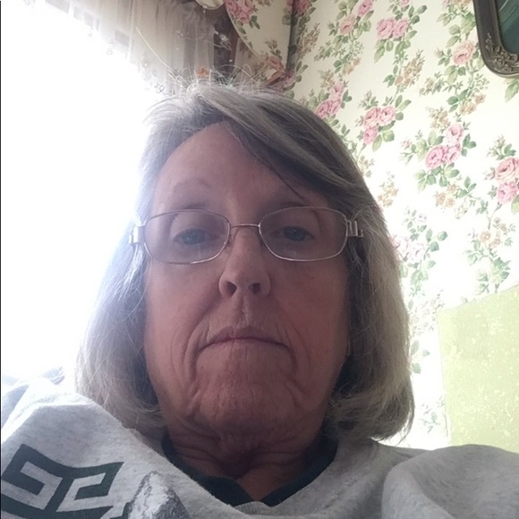 Profile Picture of Lacretia Hosch (@23buttons) on Poshmark