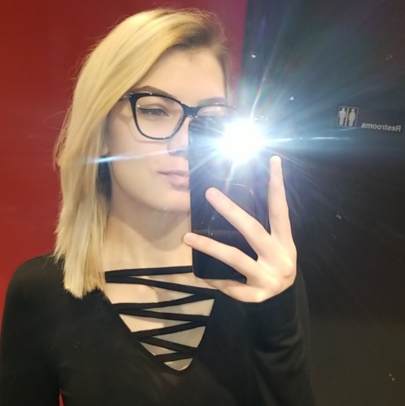 Profile Picture of Lisa Goertzen (@l_goertzen) on Poshmark