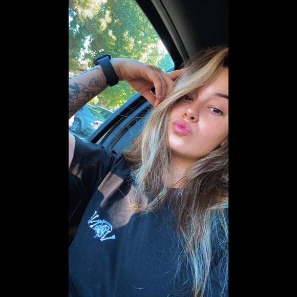 Profile Picture of Liz Sharp (@lizzie_sharp) on Poshmark
