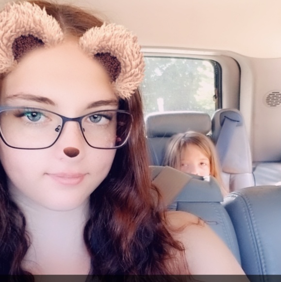 Profile Picture of Naomi Schloer (@naomischloer) on Poshmark