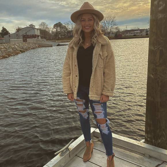 Profile Picture of Julianna Thornton (@juliannathornto) on Poshmark